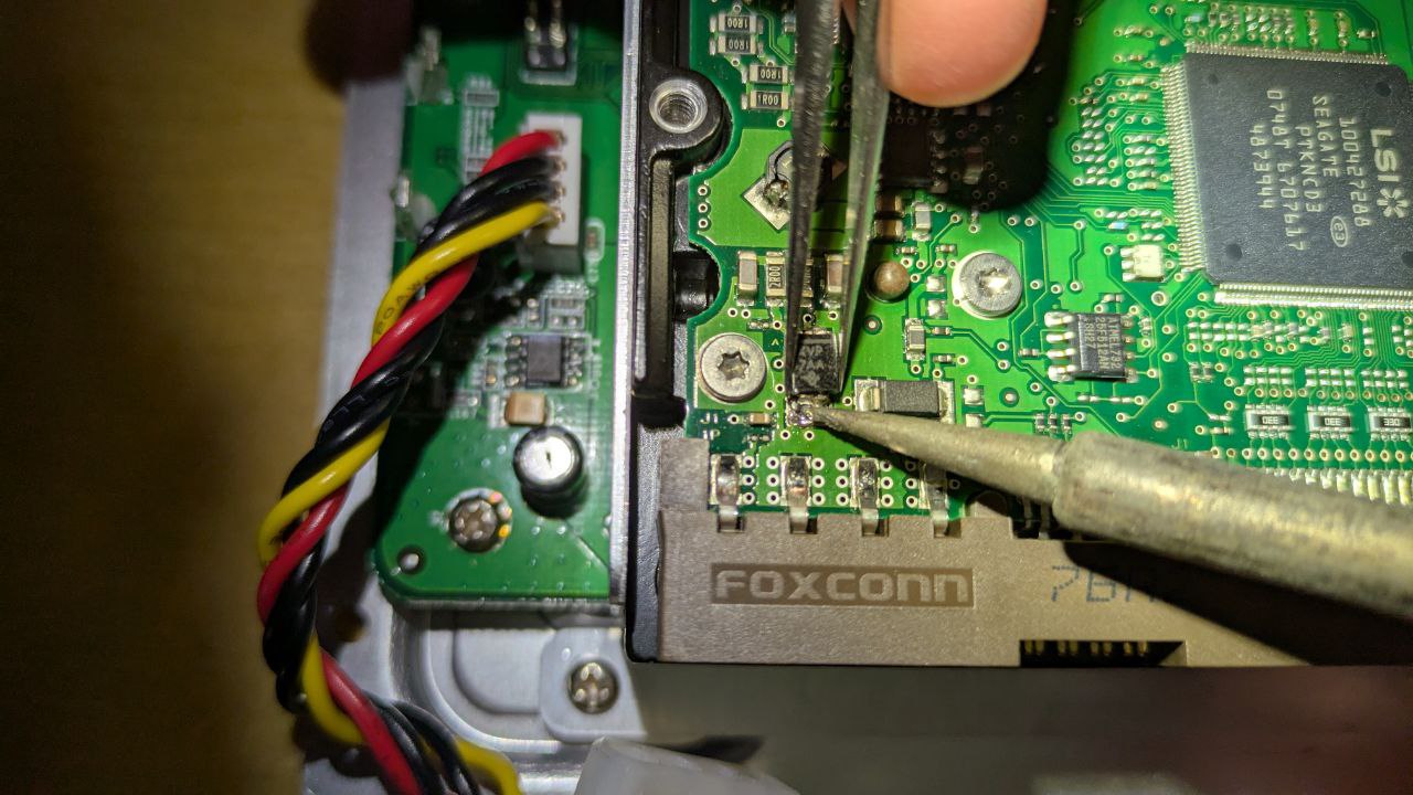 Defektes Bauteil einer HDD auslöten